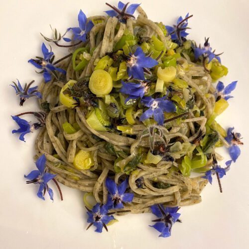 Tagliolini di borragine con porri e fiori di borragine