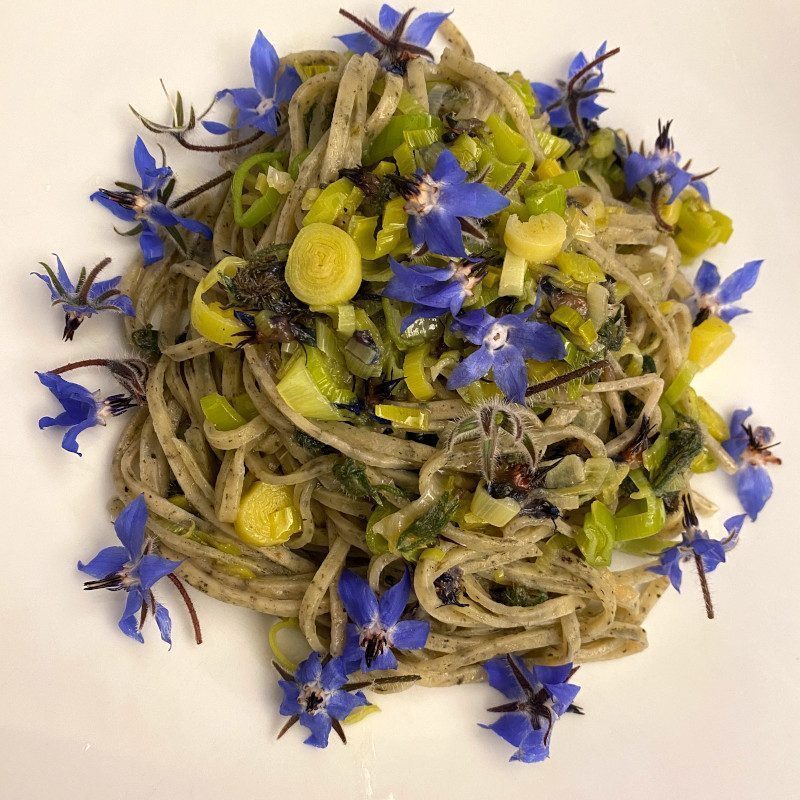 Tagliolini di borragine con porri e fiori di borragine