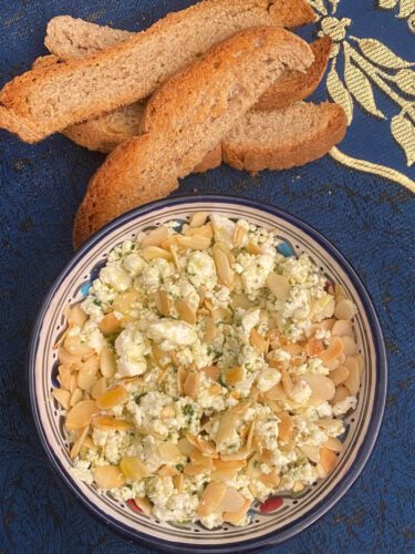 Feta con mandorle tostate e timo