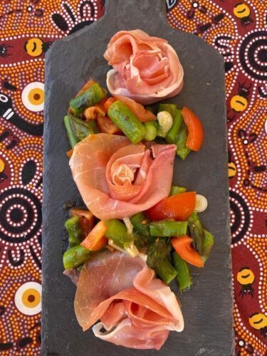 Fiori di prosciutto serrano con asparagi