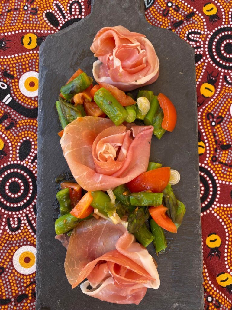 Fiori di prosciutto serrano con asparagi