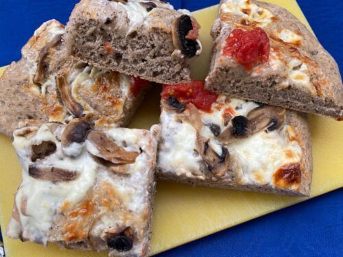 Focaccia integrale alta con crescenza pomodorini e champignon