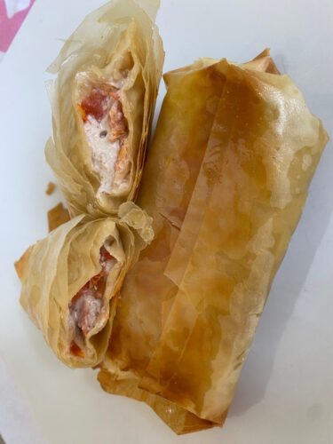 Involtini di pasta fillo con paté di olive e pomodori