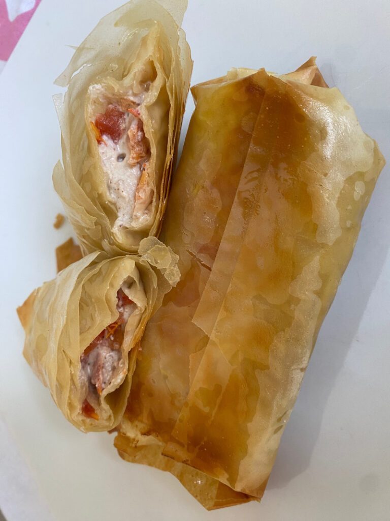 Involtini di pasta fillo con paté di olive e pomodori