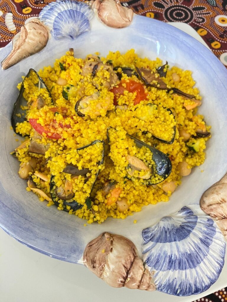 Cous cous allo zafferano con cozze e verdure