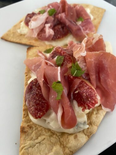 Triangoli di piadina con fichi gorgonzola e crudo